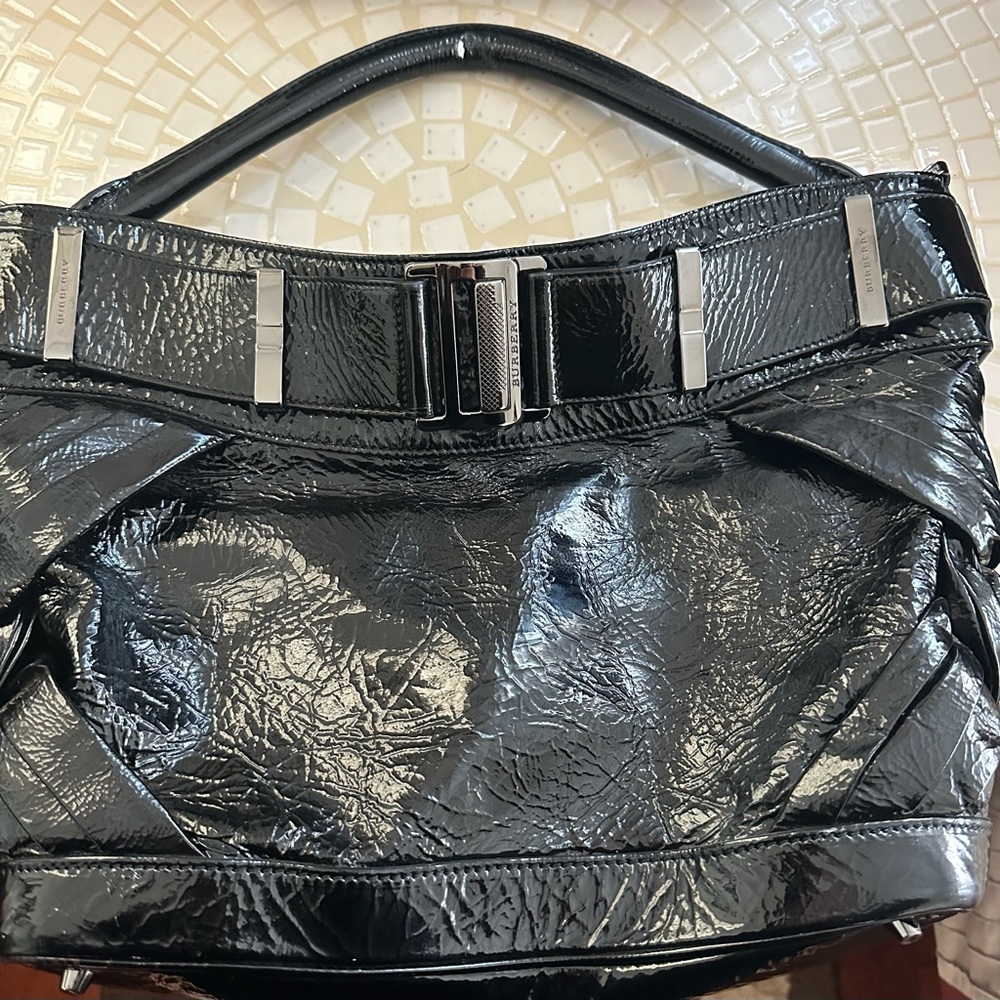 Burberry chic patent leather shoulder bag